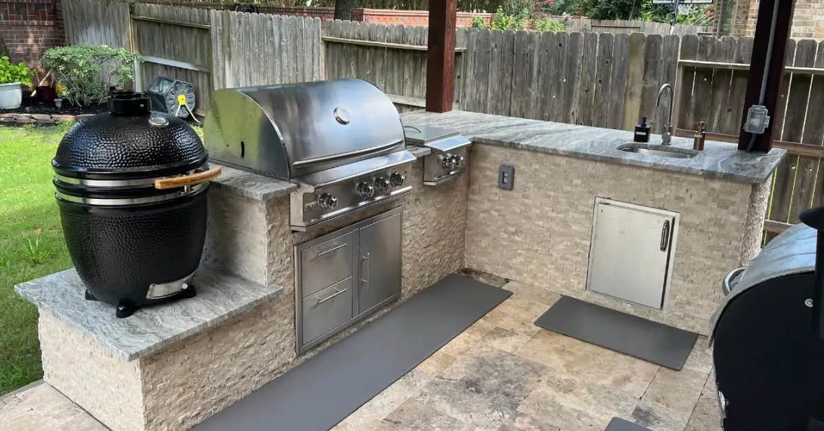 Small Outdoor Kitchens